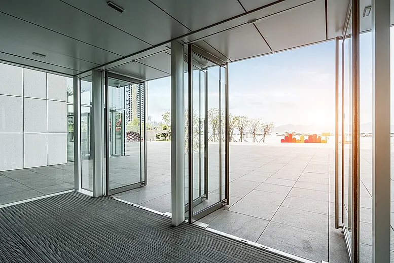 puertas de aluminio de edificio con vistas exterior