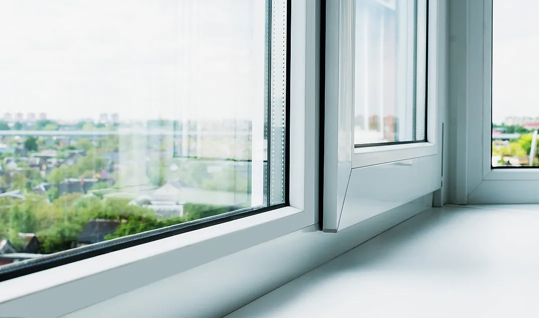 recorte ventana de aluminio con vistas ciudad